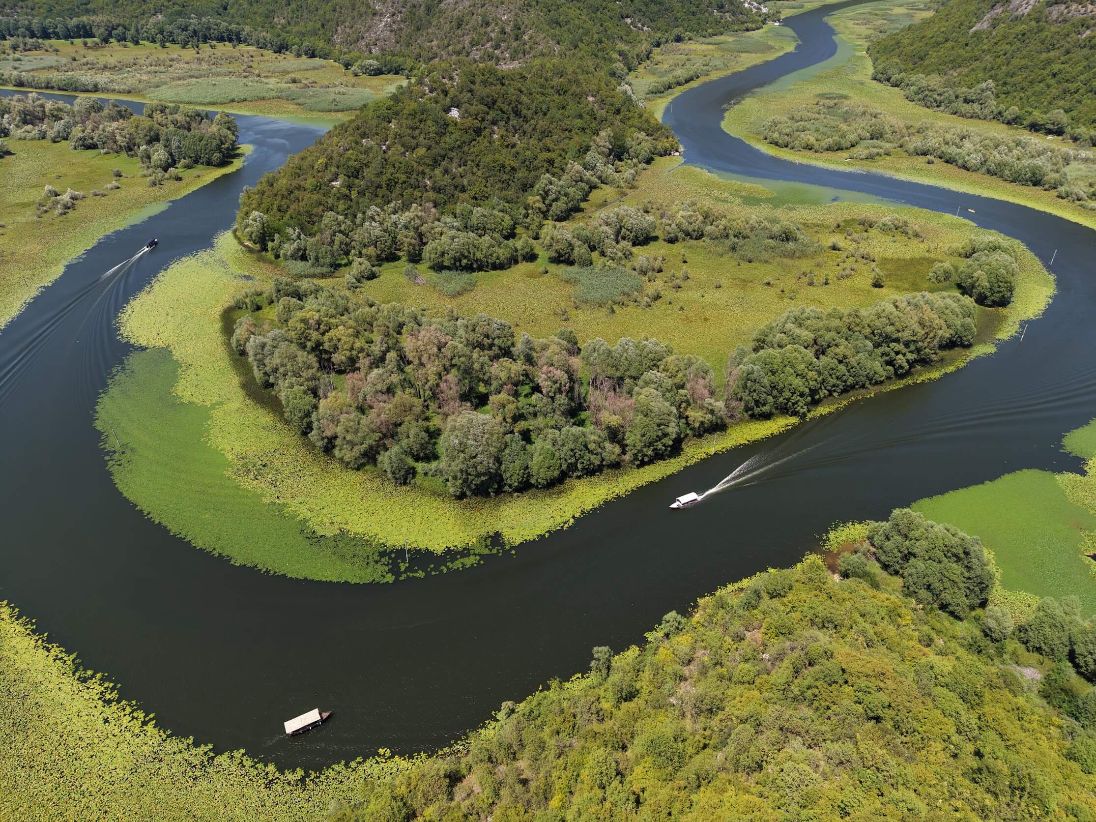 Luftaufnahme der Hufeisen-Flussschleife am Skadar See